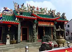 Hong San Si Temple at the eastern corner of Carpenter and Wayang Streets.