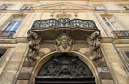 Rococo mascaron above the door of the Hôtel de Chenizot (Rue Saint-Louis-en-l'Île no. 51–53), Paris, designed by Pierre Vigné de Vigny, 1719