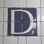 "D" tiles on alternating northbound platform columns