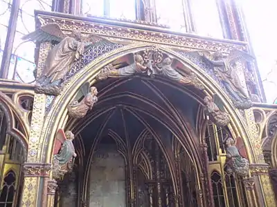 Carved angels holding crown of thorns in the apse  (13th century)