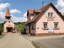 The Protestant church and town hall in Issenhausen