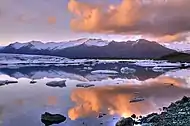 Jökulsárlón, a glacial lake in Iceland. To the right, the mouth of the glacier Vatnajökull.