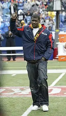 Kevin Everett waving to the crowd in 2017