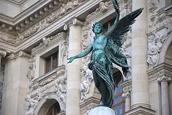 Statue outside the Kunsthistorisches Museum