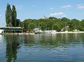 The lake, with the old citadel of Dun-sur-Meuse in the background, in Doulcon