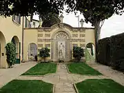 Orange garden with entrance at lefthand side