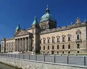 Le tribunal du Reich, imposant bâtiment aux influences de style renaissance italienne et baroque français. En son centre six imposantes colonnes soutiennent le tympan. Le bâtiment est coiffé d'un dome de cuivre (Photographie moderne).