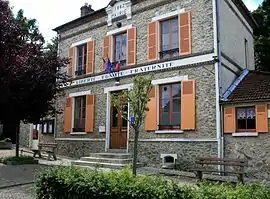 The town hall in Chalifert