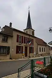 The town hall and church in Laneuvelotte