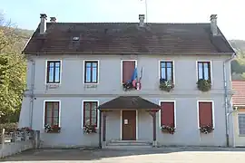 The town hall in Charnod