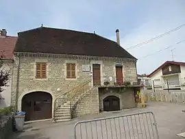 The town hall in Courlans