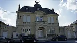 The town hall in Courcy