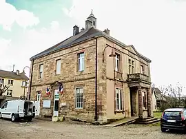 The town hall in Crevans