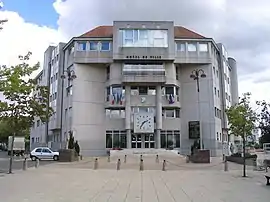 The town hall in Savigny-le-Temple