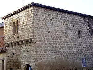 Irregularly shaped hewn blocks and thick mortar at a town house, in Mont-de-Marsan. This house has a jettied upper floor supported on stone corbels.