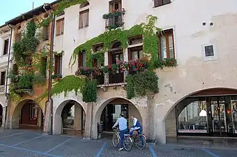 One side of Piazza degli Scacchi