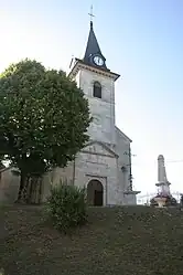 The church and war memorial in Crotenay