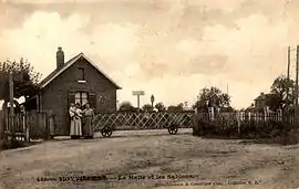 An early 20th century view of the level crossing in Moyvillers