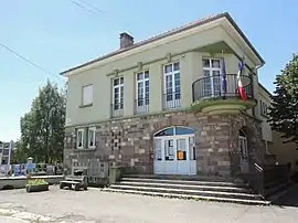 The town hall and school in Mulcey