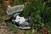 Traditional grey gnome (En grève means "On strike")