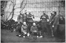 Des officiers allemands tenant dans leurs mains des bouteilles de vins pillées dans une maison réquisitionnée.