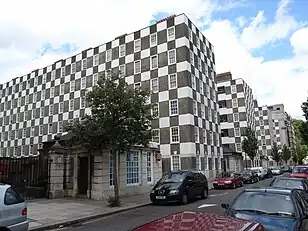 Grosvenor estate, Page Street, London (1928-1930). Photo description: The buildings with their chess board facades and the courtyards seen from the street.