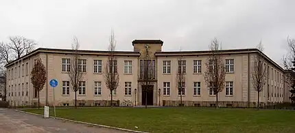 Main building in Basteiplatz