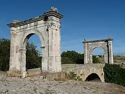 The single-arched bridge framed by two triumphal arches