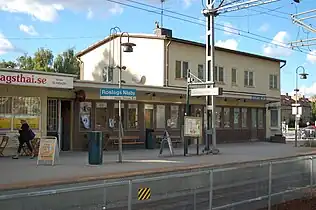 Roslags Näsby is, together with Stockholm East Station and Djursholms Ösby one of the three junctions of the system.