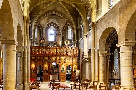 Interior and iconostasis between the nave and choir