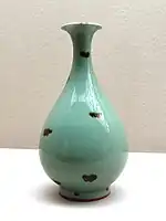 Flower vase with Iron Brown Spots (飛青磁花生), Longquan kiln, Yuan dynasty, 13–14th century (National Treasure)