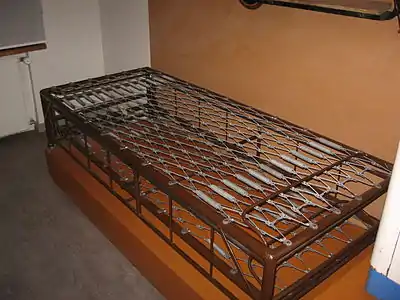 Longitudinal springs, with a wire net between them. Model manufactured in Finland from 1932 to 1964