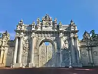 Exterior façade of the Gate of the Sultan (Saltanat Kapısı) on Dolmabahçe Avenue. The columns of the gate are in a formation of 2-1-1-2.