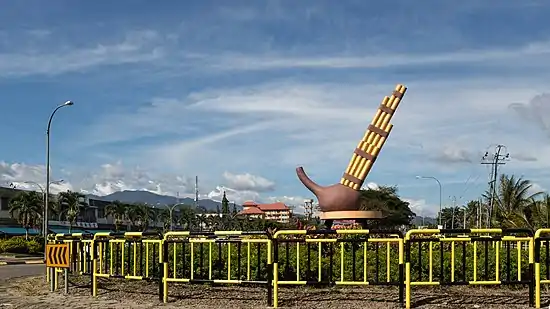 Roundabout with statue of sompoton.