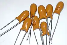 Dipped lacquered tantalum “pearl” capacitors