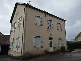 The town hall in Taxenne