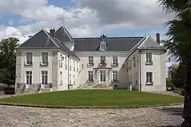 The town hall in Verneuil-l'Étang