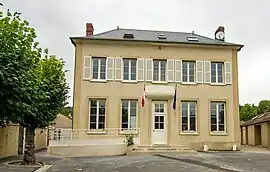 The town hall and school, in Villers-en-Arthies