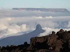 Wadakapiapué-tepui and Ilú–tepui