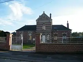 The town hall and school in Warsy