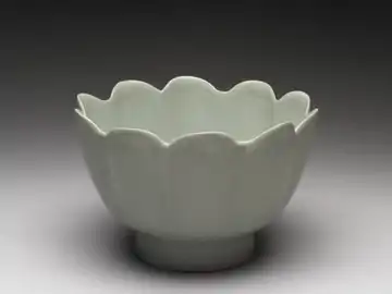 The Warming Bowl in the Shape of a Flower with Light Bluish-green Glaze, Ru ware, c. 1086 – c. 1106.